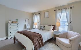 Newly Updated Charming Backyard & Grill